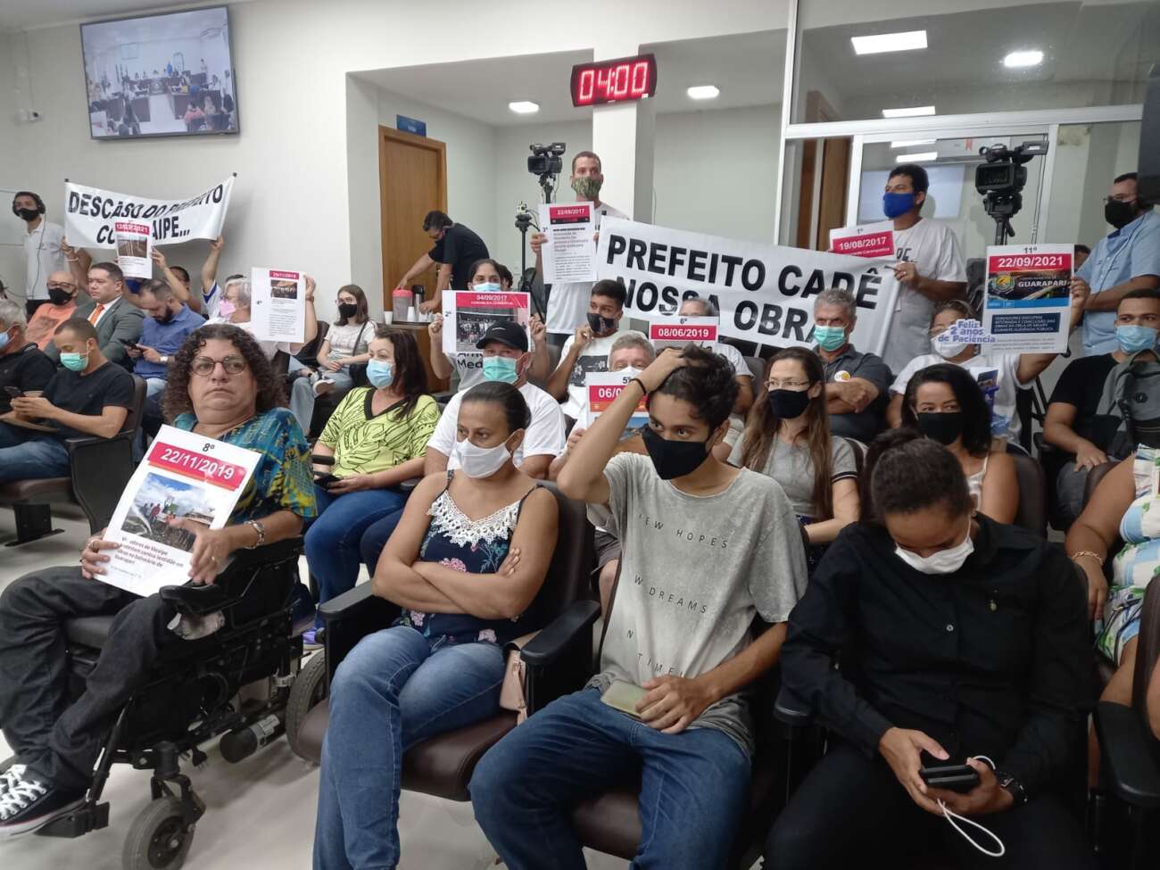 Câmara de Guarapari vira palco de manifestação contra atraso nas obras de Meaípe