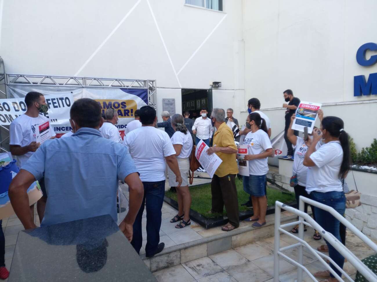 Câmara de Guarapari vira palco de manifestação contra atraso nas obras de Meaípe