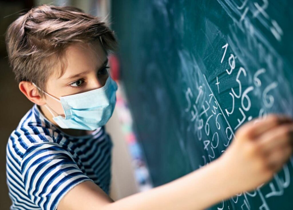 Alunos não vacinados contra Covid-19 em Anchieta devem manter as máscaras nas escolas