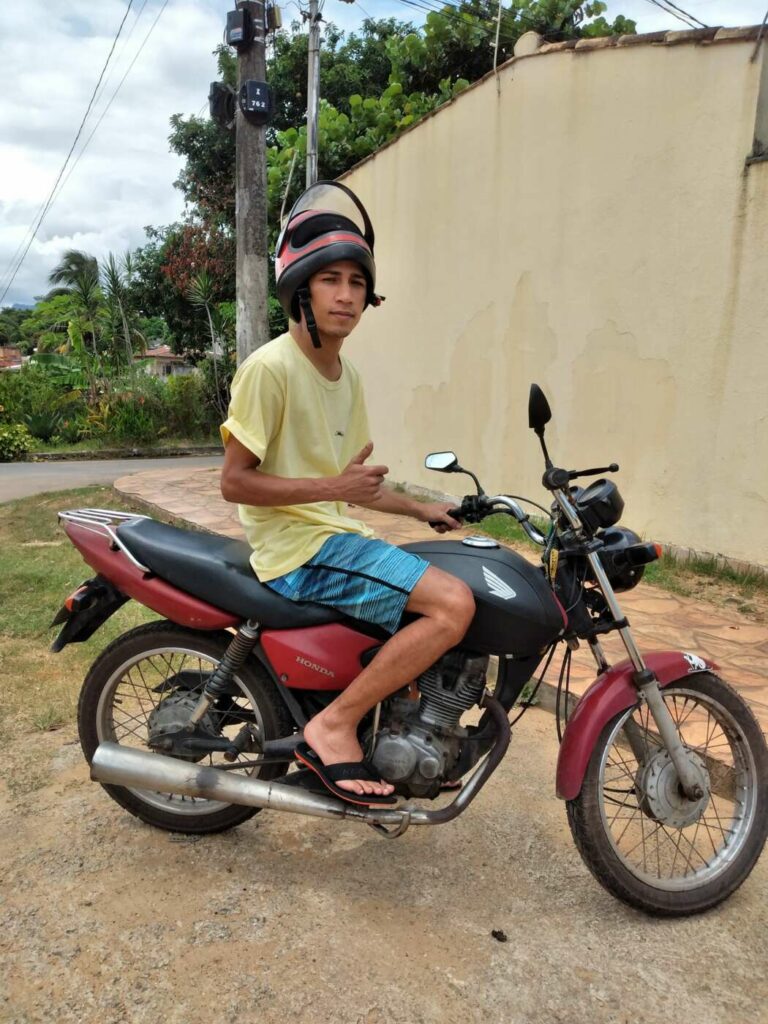 "Minha mãe já perdeu outro filho, agora somos só eu e ela", conta irmão de motoboy morto a tiros em Guarapari