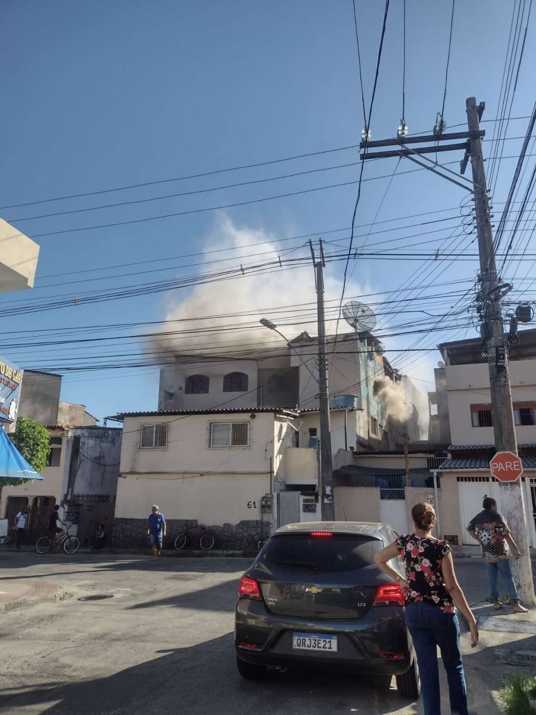 Casa pega fogo em Guarapari; crianças são resgatadas por comerciante do bairro