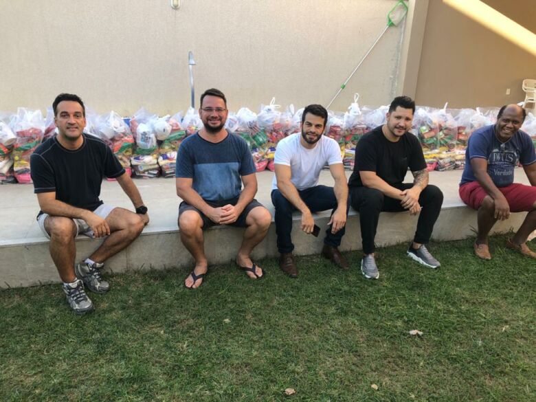 Grupo de homens de Guarapari retoma venda de pizzas para ajudar pessoas necessitadas