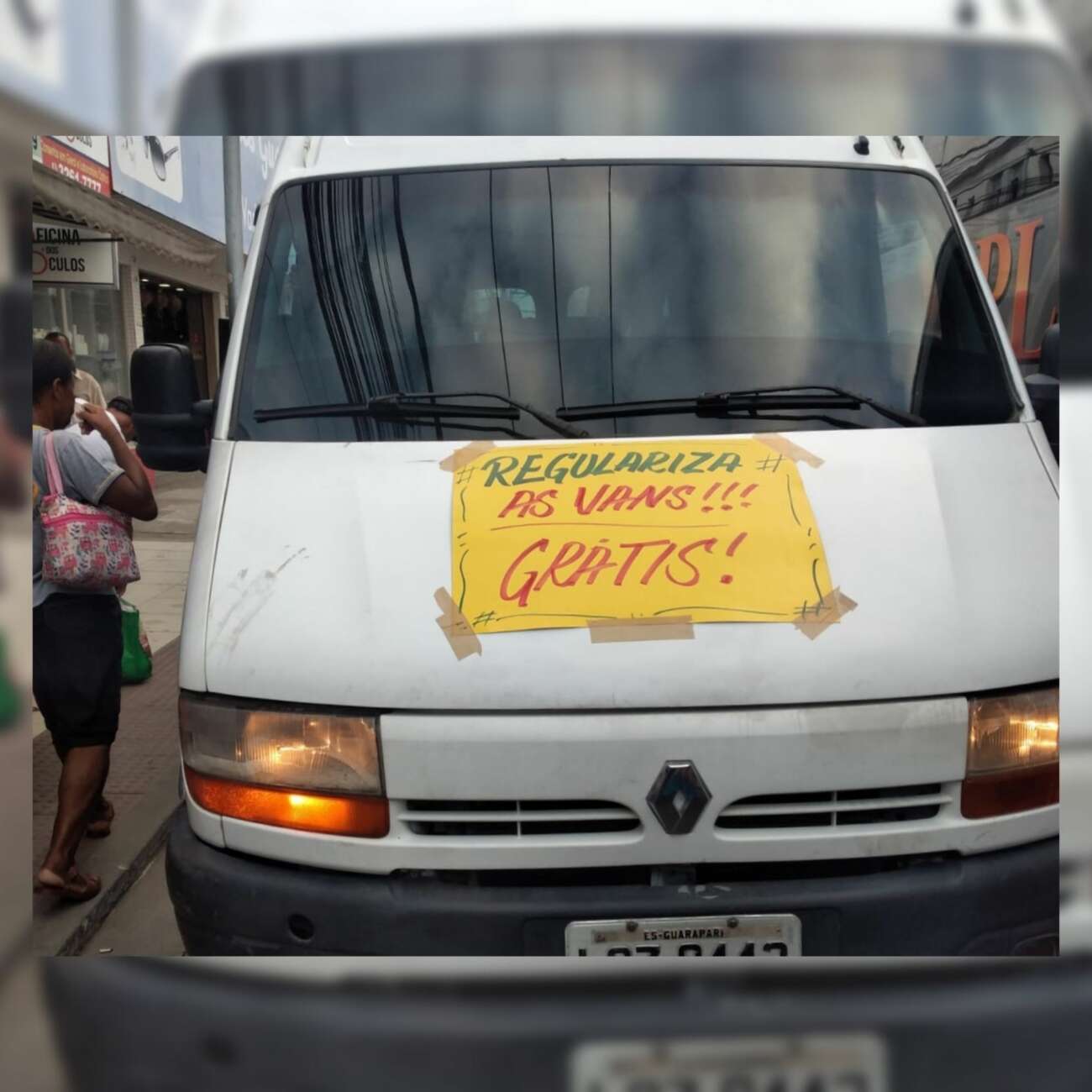 Vans de Guarapari circulam de graça em protesto por regularização