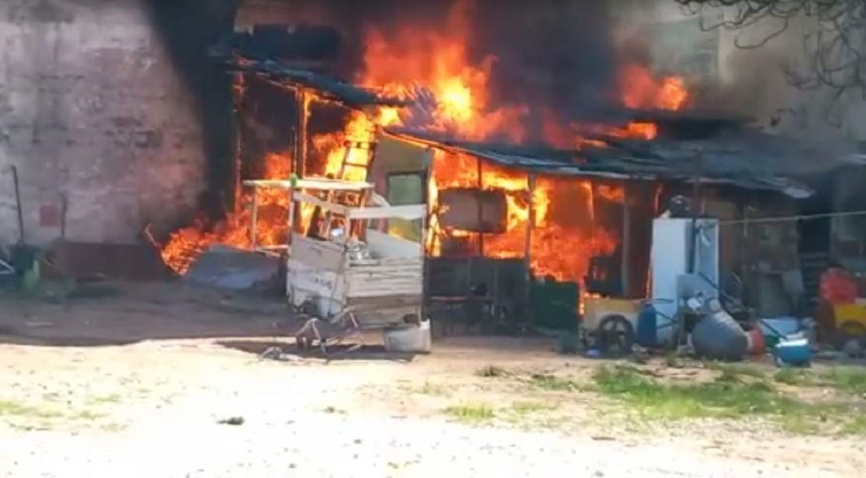 Vídeo: fogo atinge casa em Guarapari e assusta moradores da Praia do Morro