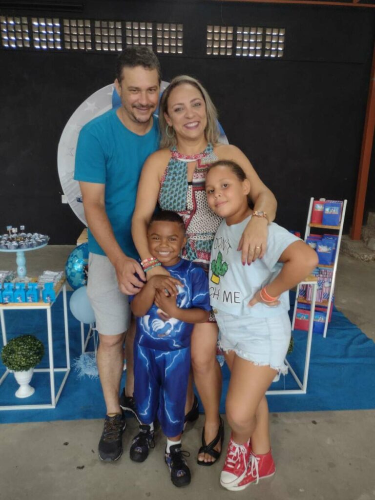 Dia Nacional da Adoção: família de Guarapari descreve a emoção com a chegada das crianças