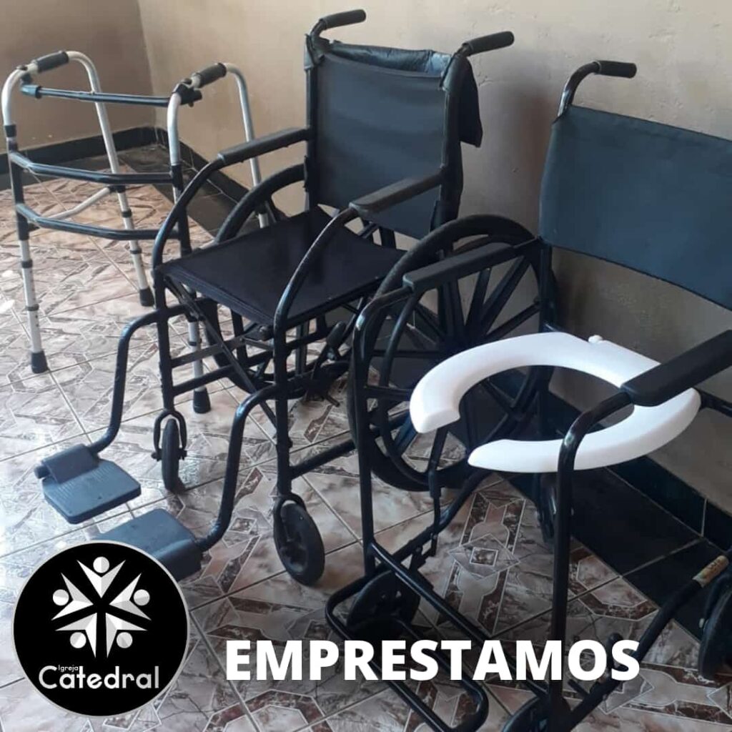 Igreja de Guarapari empresta muletas e cadeira de rodas para os necessitados