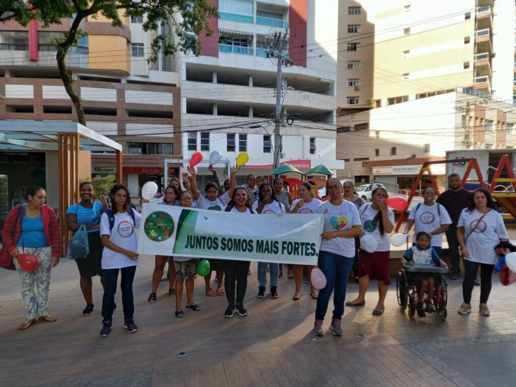 Guarapari: mães do Colorindo Sonhos manifestaram pelos direitos dos filhos especiais