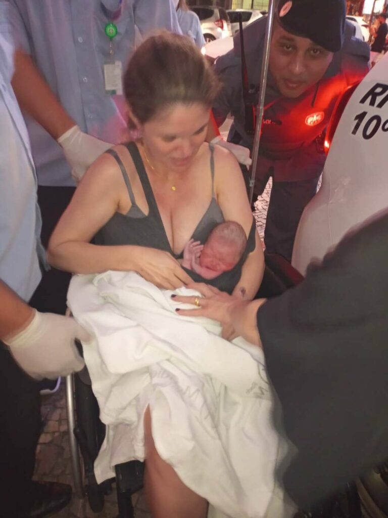 Mulher dá à luz dentro da viatura da PM em Guarapari