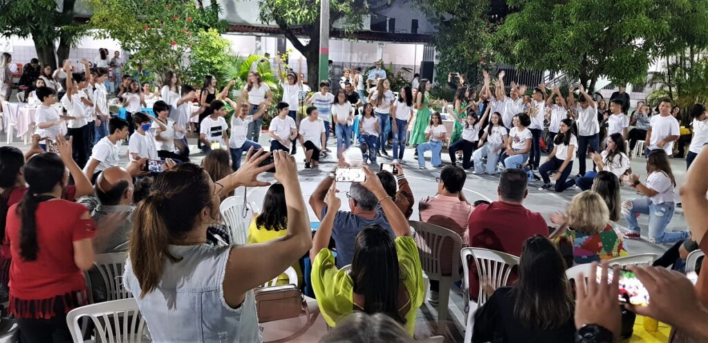 Escola Rui Barbosa encerra trimestre com Sarau Cultural e homenagem às mães em Guarapari