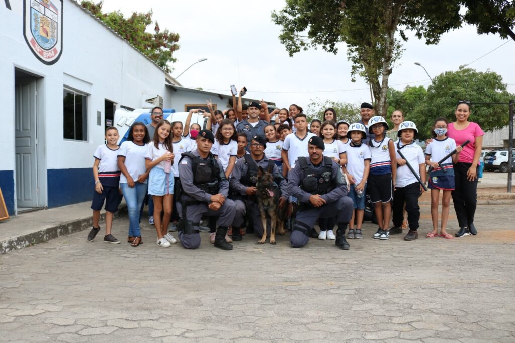 Estudantes do Proerd visitam 10° Batalhão da Polícia Militar em Guarapari