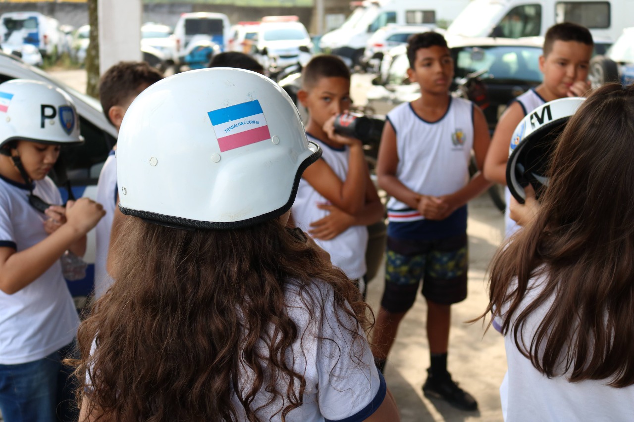 Estudantes do Proerd visitam 10° Batalhão da Polícia Militar em Guarapari