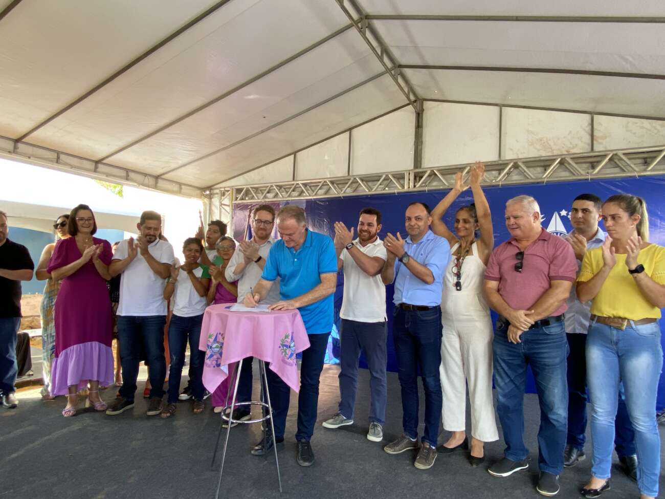 Em Guarapari, governador assina ordem de serviço para obra da Escola Leandro Escobar