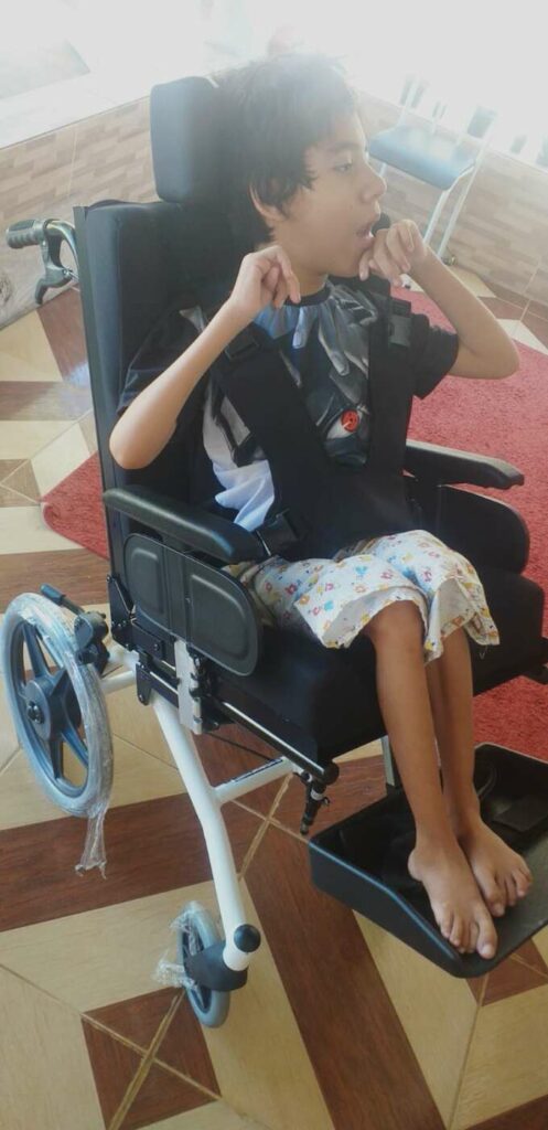 Doadores anônimos compram cadeira de rodas para criança especial em Guarapari