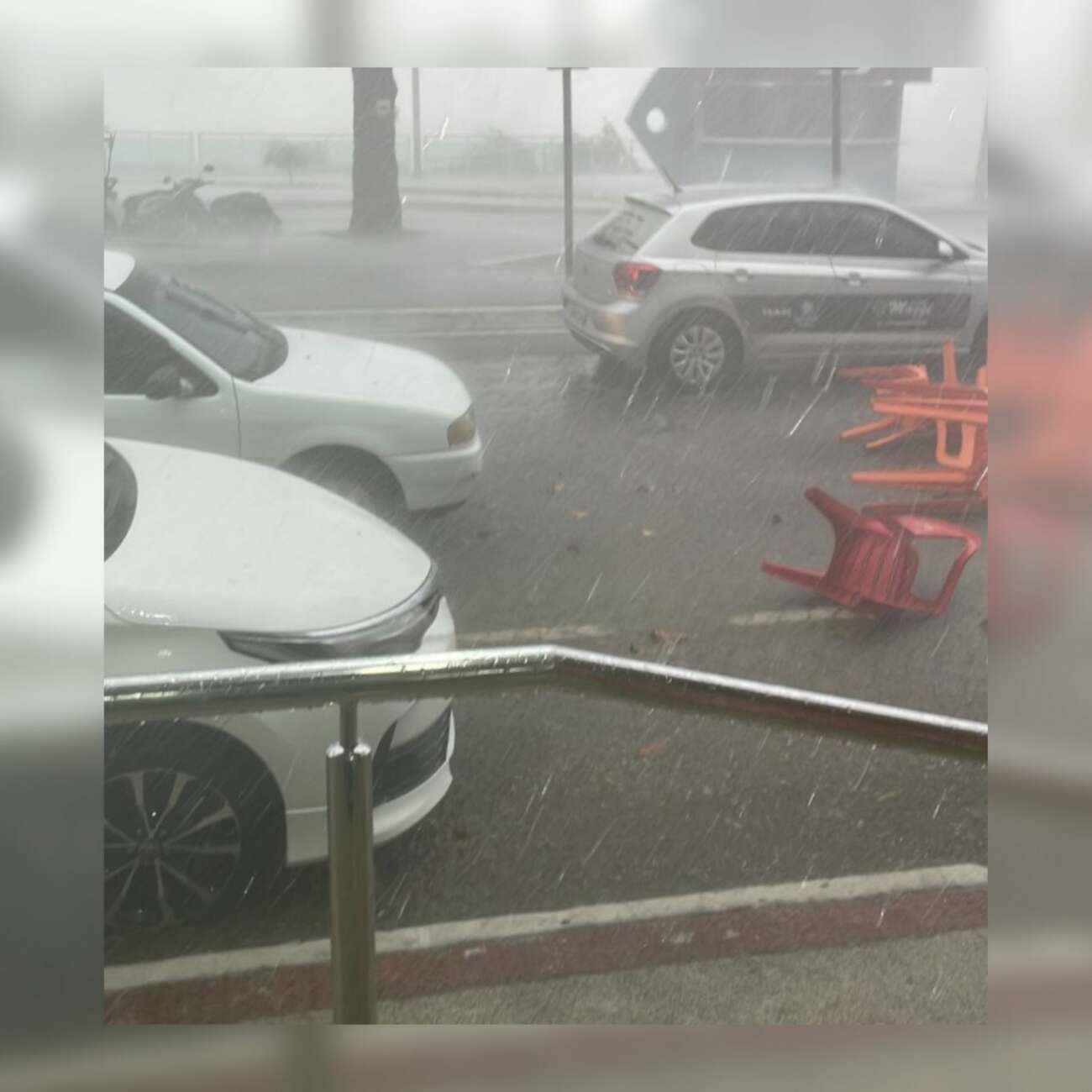 Vídeos: sob alerta, Anchieta já enfrenta tempestade com vento e chuvas fortes