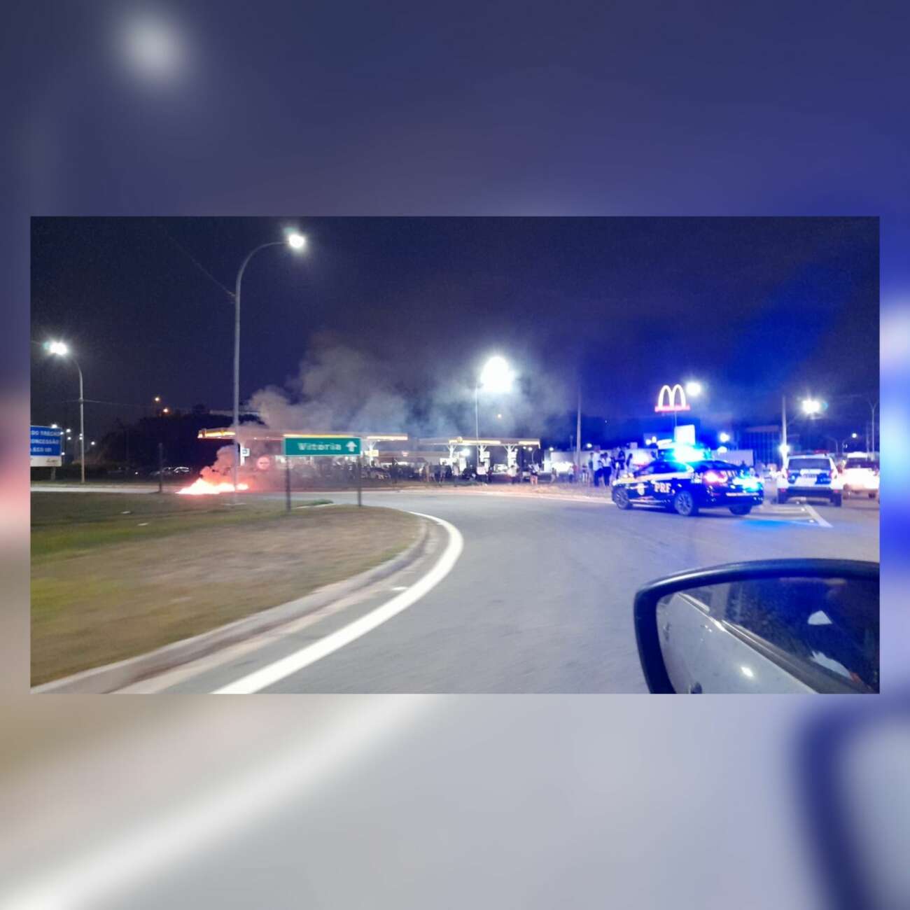 Vídeos: manifestação interdita acesso ao trevo da BR-101 em Guarapari