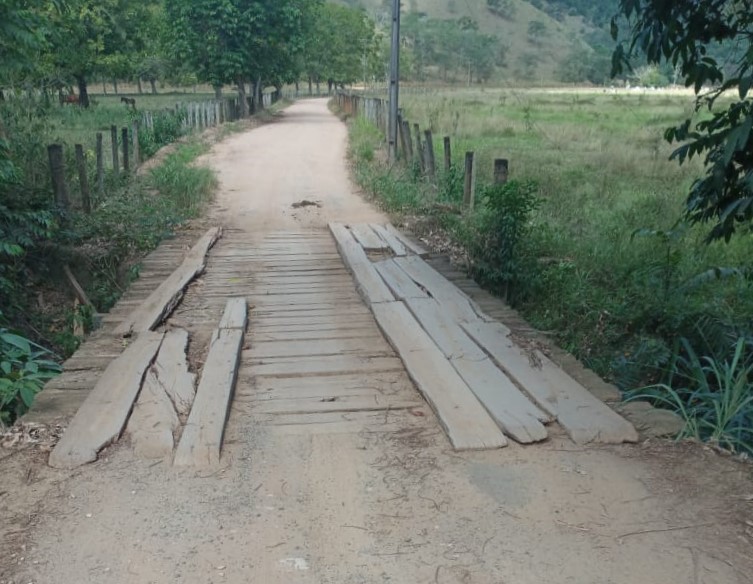Diariamente, veículos de transporte escolar e produção agrícola passam pela ponte, nm estrada da comunidade rural de Mucambo, em Rio Claro, no interior de Guarapari
