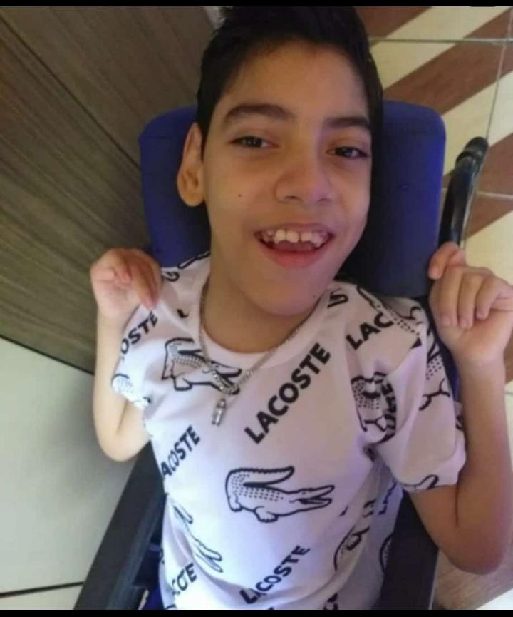 Mãe cria rifa para comprar cadeira de rodas para o filho especial em Guarapari