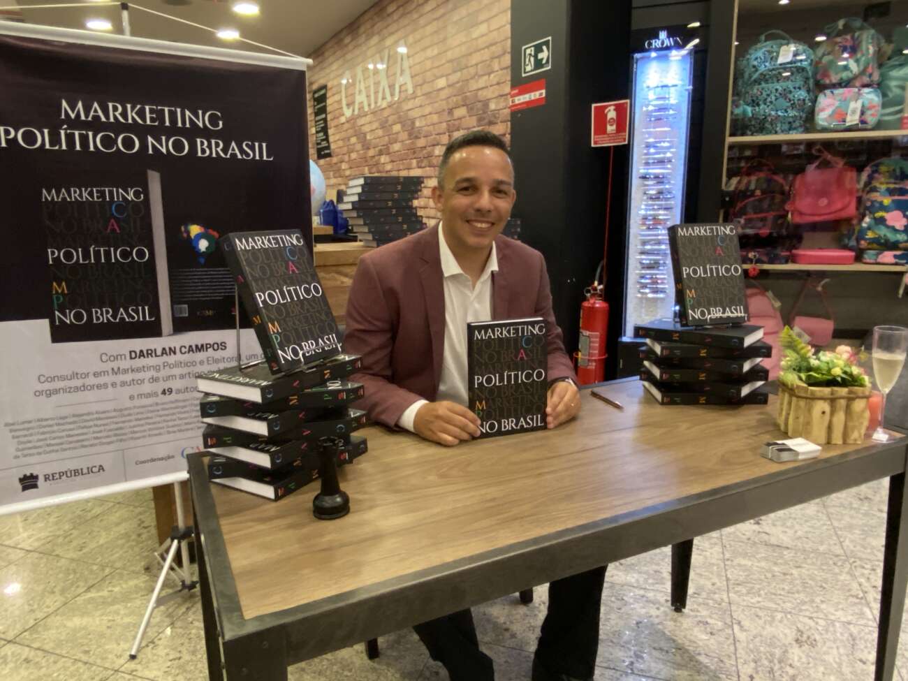 Lançamento de livro sobre Marketing Político reúne lideranças, comunicadores e especialistas do ES
