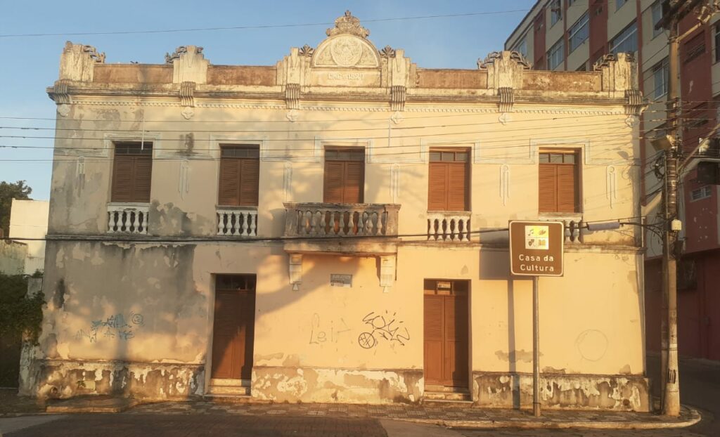 Artigo: Por que tantos prédios públicos estão abandonados ou sem uso em Guarapari?