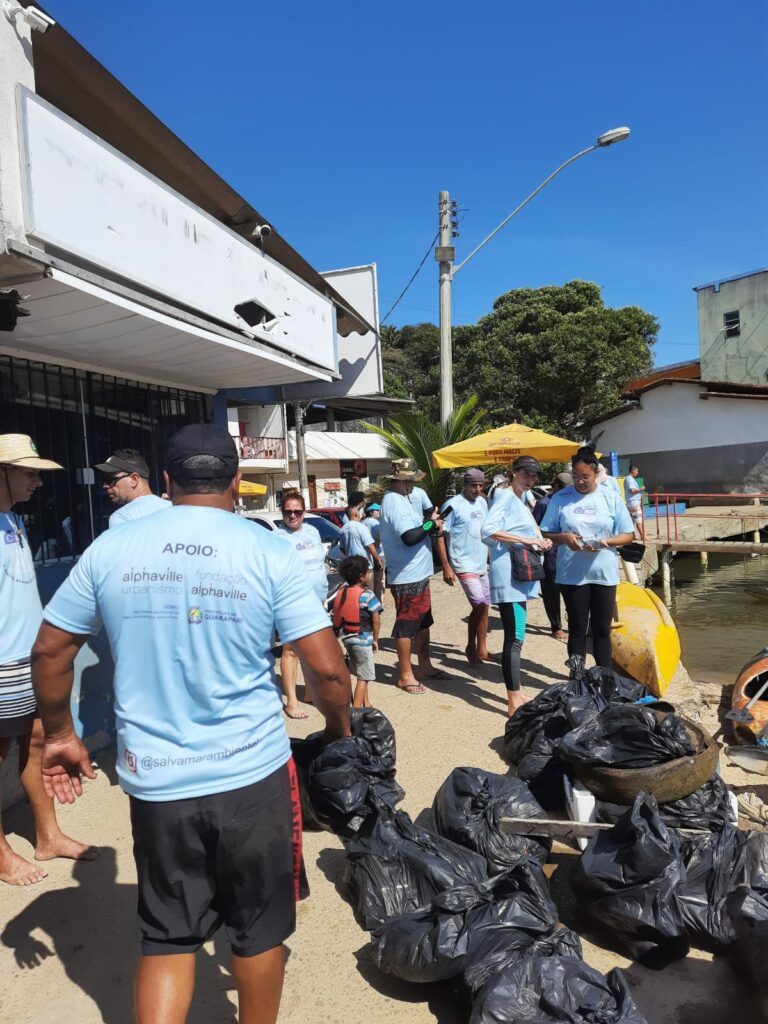 Ação de limpeza no Rio Perocão em Guarapari coletou quase uma tonelada de lixo