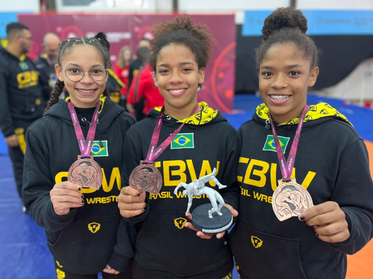 Atletas de Guarapari conquistam bronze no Pan-Americano Sub-17 de Luta Olímpica na Argentina