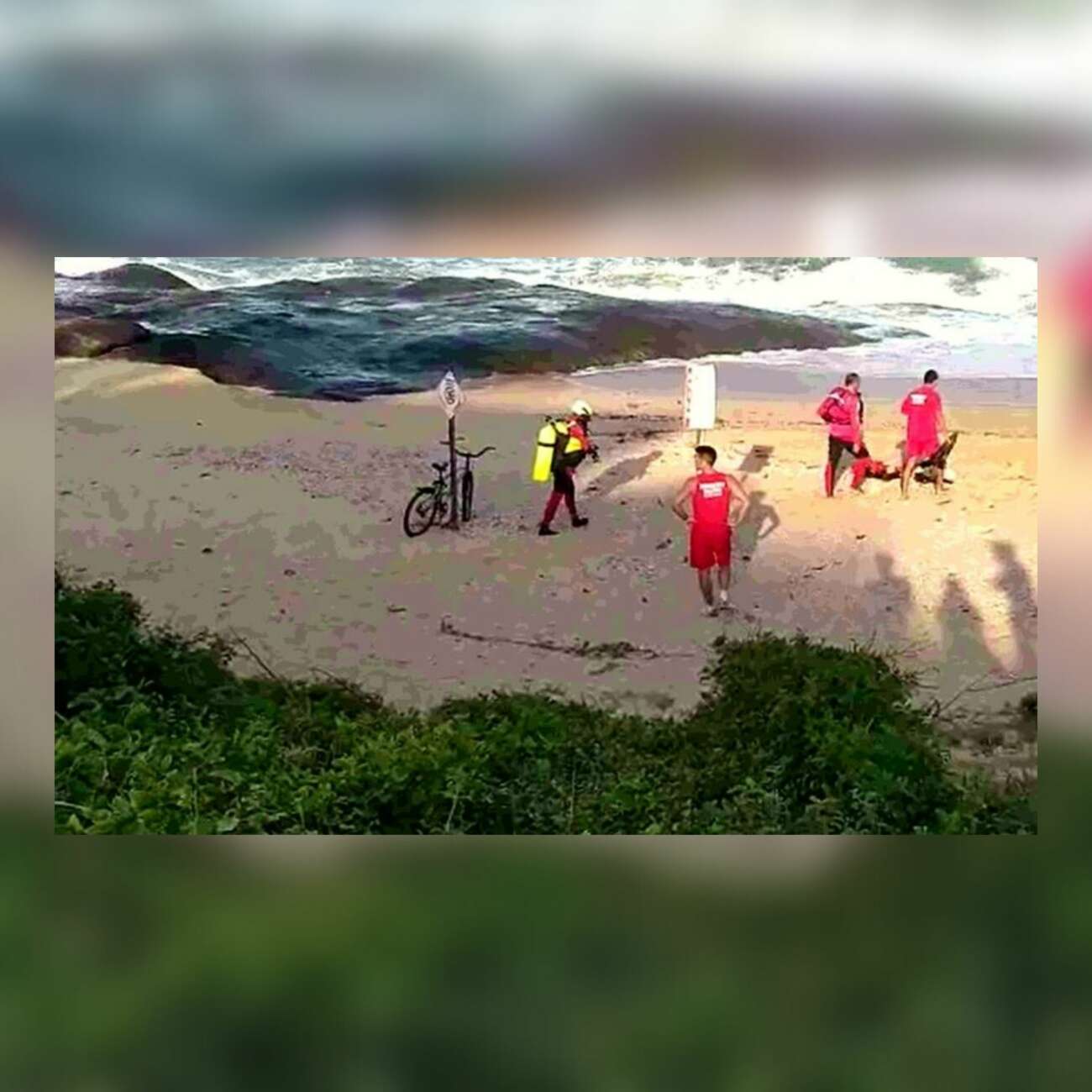 Equipes buscam por homem que desapareceu após cair de pedra em praia de Guarapari