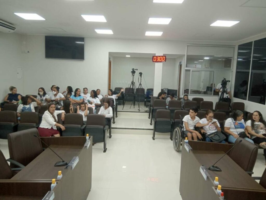 Audiência Pública: mães de crianças especiais lamentam ausência de secretários e falta de resoluções em Guarapari