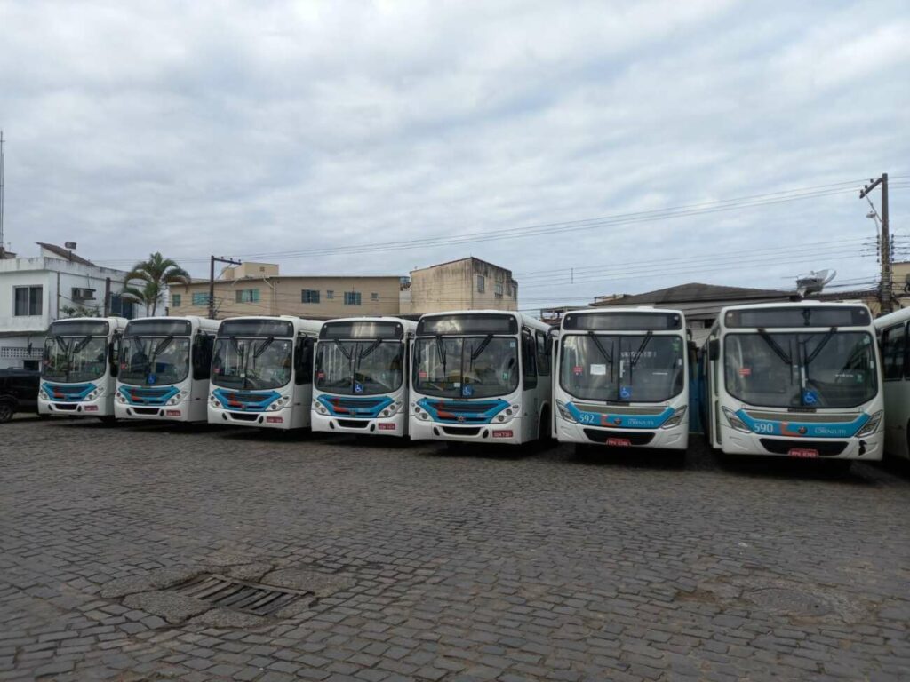 Justiça recolhe 17 ônibus na garagem da Lorenzutti, em Guarapari