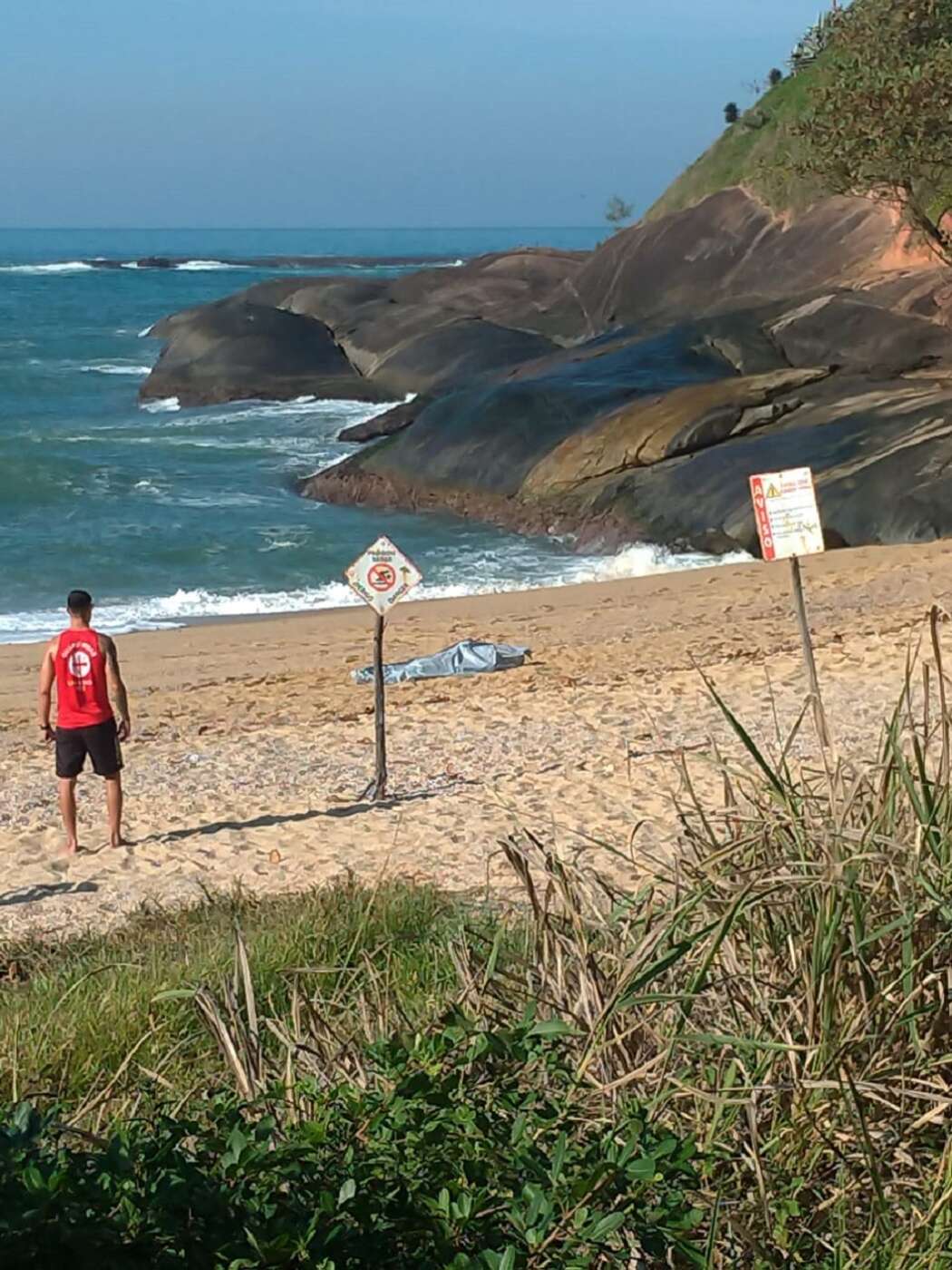 Guarda-vidas encontram corpo de homem que se afogou ao cair de pedra em Guarapari