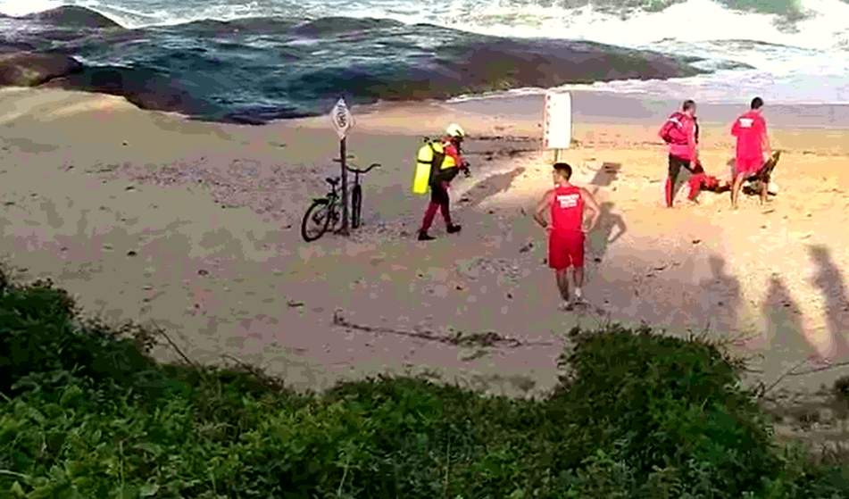 Equipes buscam por homem que desapareceu após cair de pedra em praia de Guarapari