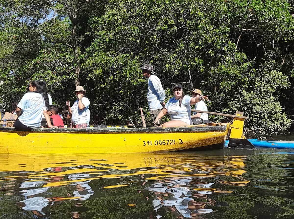 Ação de limpeza no Rio Perocão em Guarapari coletou quase uma tonelada de lixo
