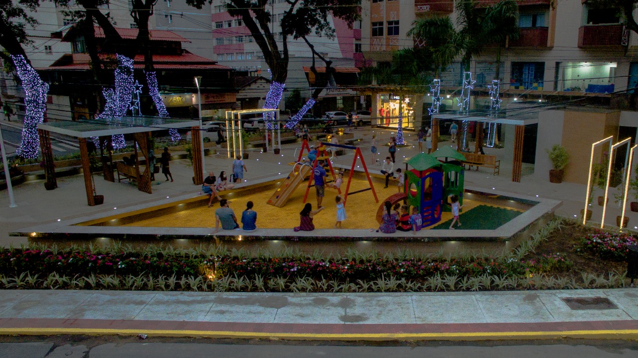 Ação em praça conscientiza sobre o Junho Violeta em Guarapari