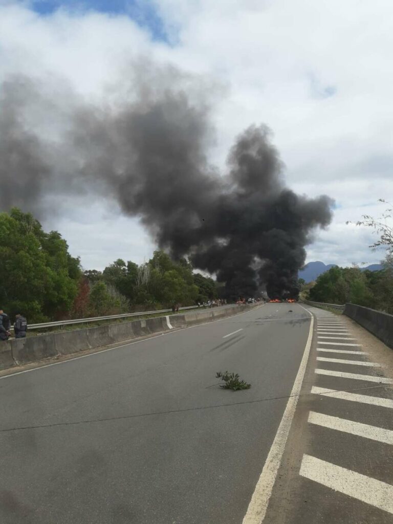 Protesto contorno - Morador registra protesto fechando as duas vias no Contorno de Guarapari