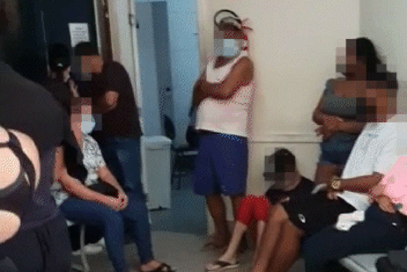 Vídeo: paciente registra UPA Guarapari cheia, com pessoas sentadas no chão