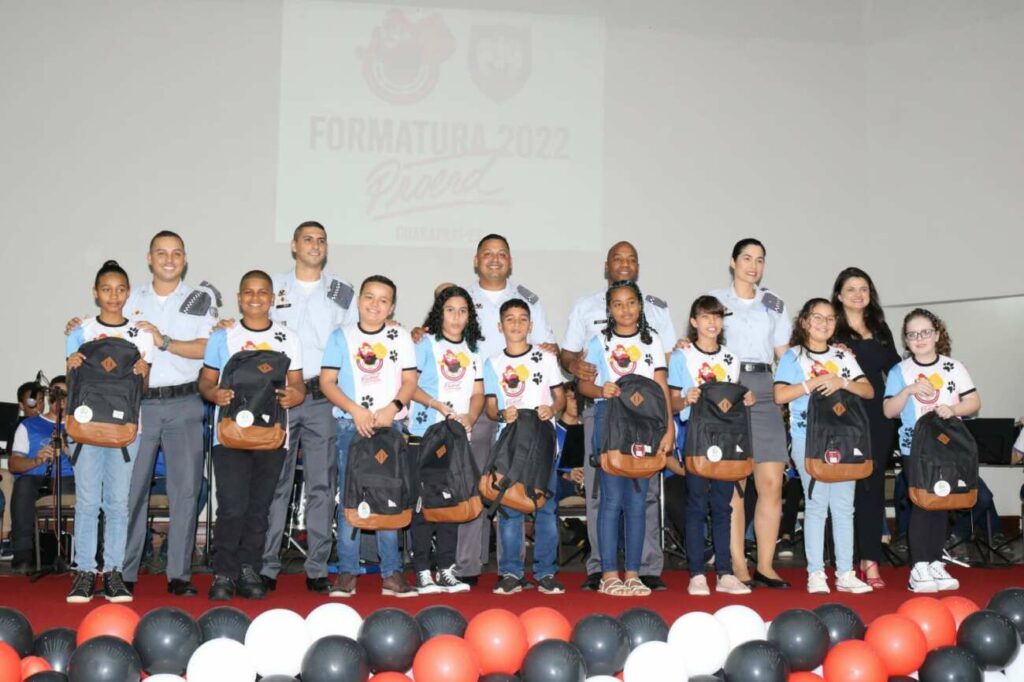 Estudantes da rede municipal participam de formatura do Proerd em Guarapari