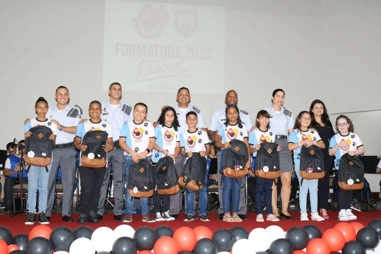 Estudantes da rede municipal participam de formatura do Proerd em Guarapari