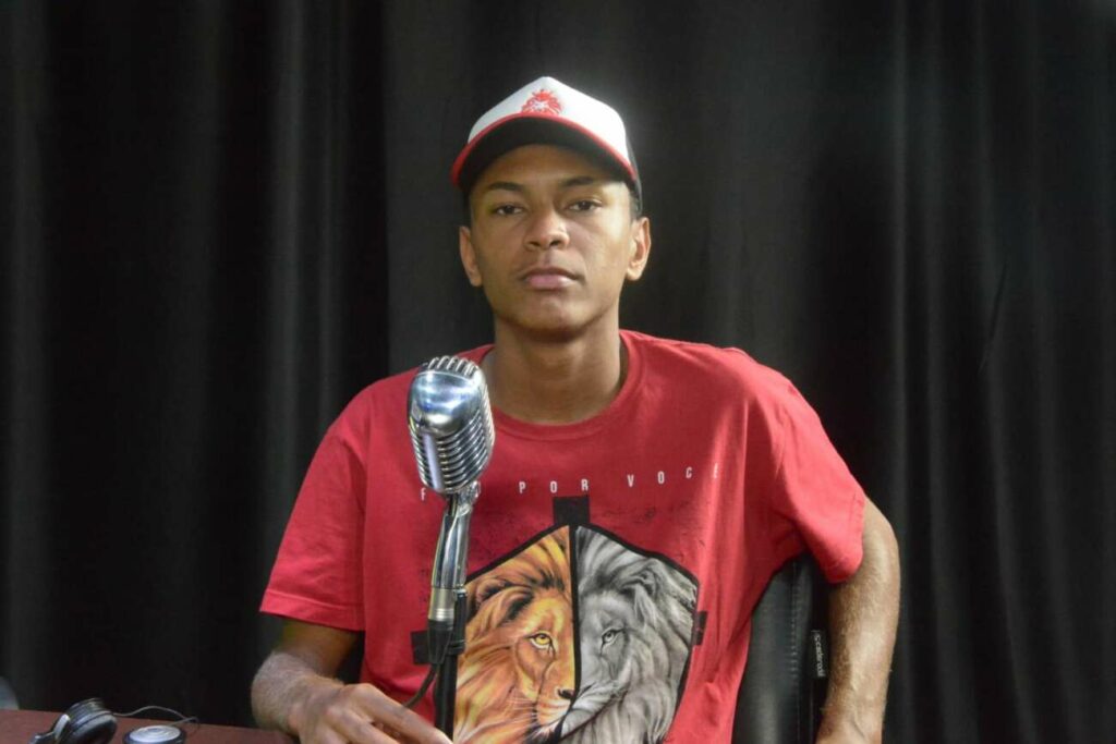 Jovem de Guarapari faz música para projeto social e realiza sonho de gravar vídeo clipe