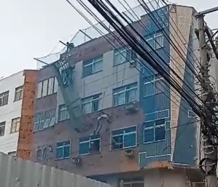 Trabalhadores ficam pendurados em andaime de obra no Centro de Guarapari