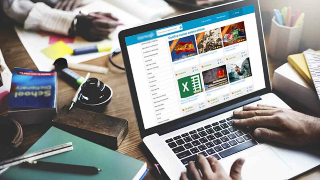 Pessoa mexendo no computador Fonte Sindcont