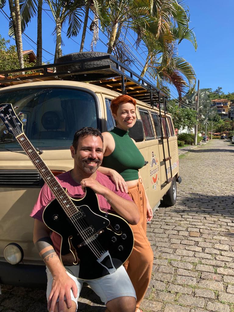 Viajando pelo Brasil em uma Kombi, músicos itinerantes desembarcam em Guarapari