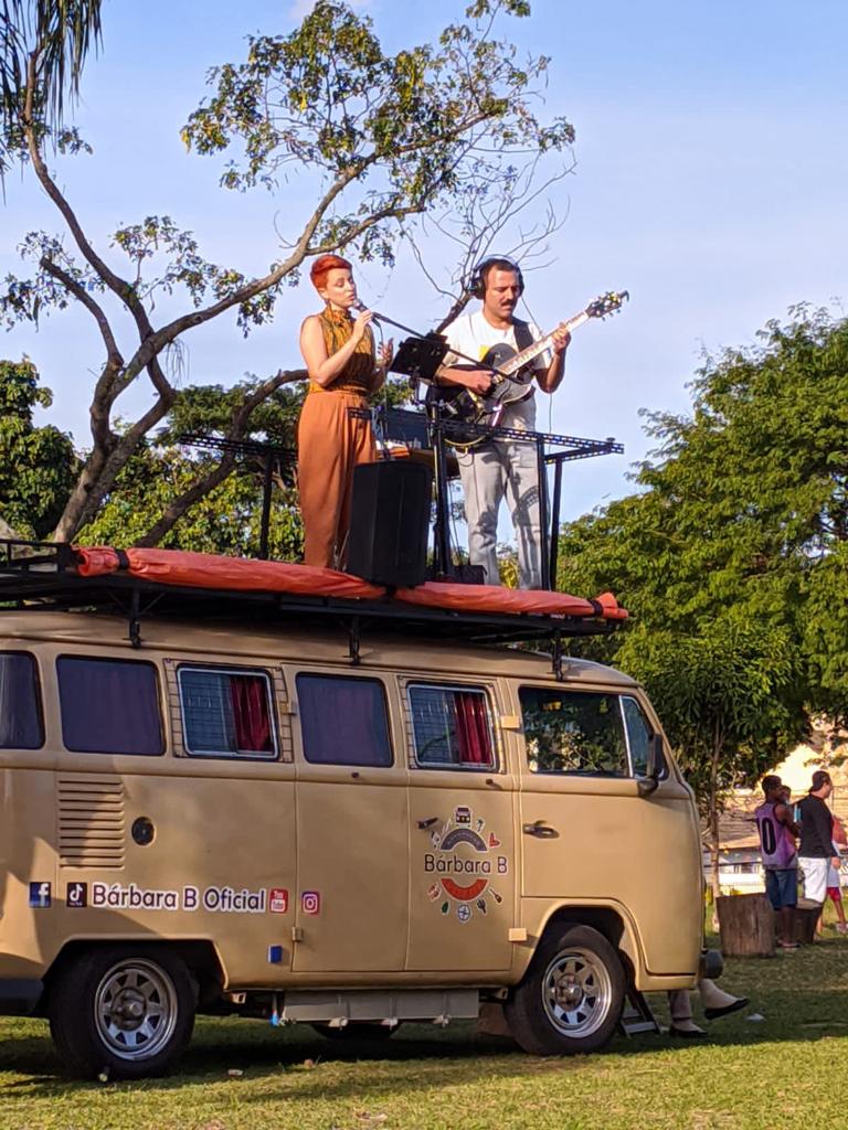 Viajando pelo Brasil em uma Kombi, músicos itinerantes desembarcam em Guarapari
