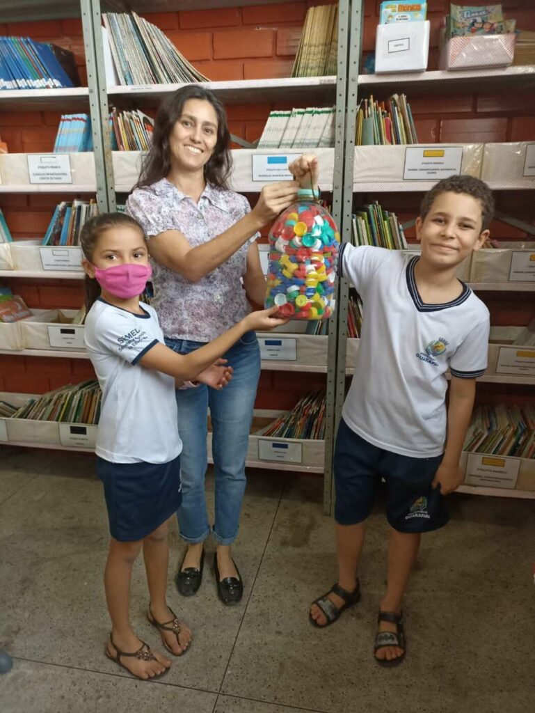 Alunos de Guarapari arrecadam tampinhas para ajudar projeto social