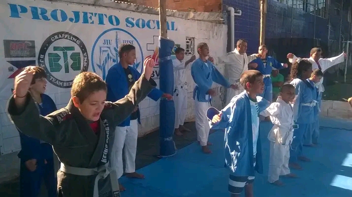 Projeto com aulas gratuitas de luta é retomado em Guarapari