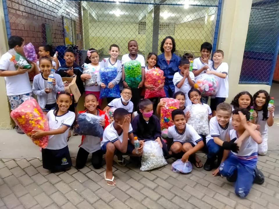 Alunos de Guarapari arrecadam tampinhas para ajudar projeto social