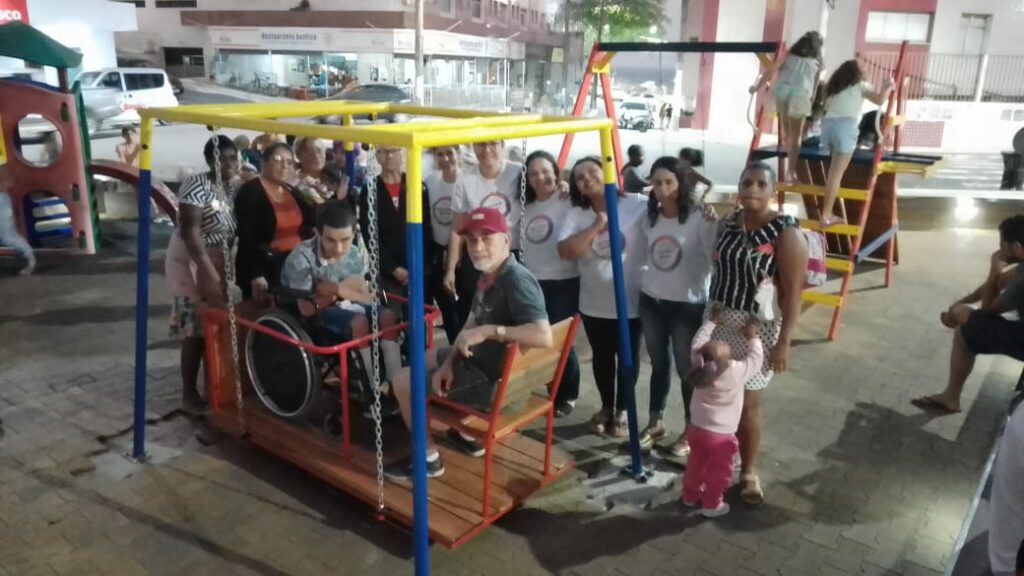 Mães tentam conscientizar população sobre uso de brinquedo acessível em praça de Guarapari