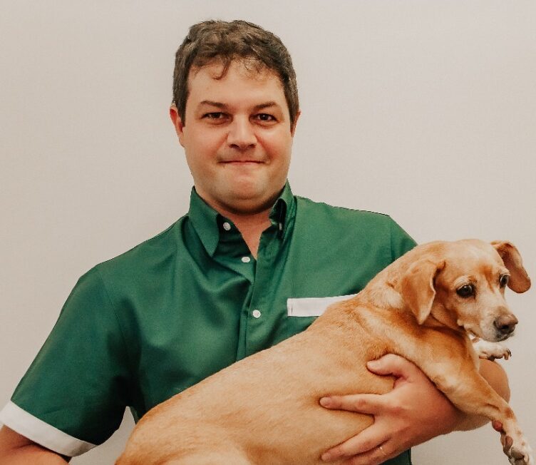 Veterinário de Guarapari transforma dúvidas de consultório em livro sobre obesidade dos cães