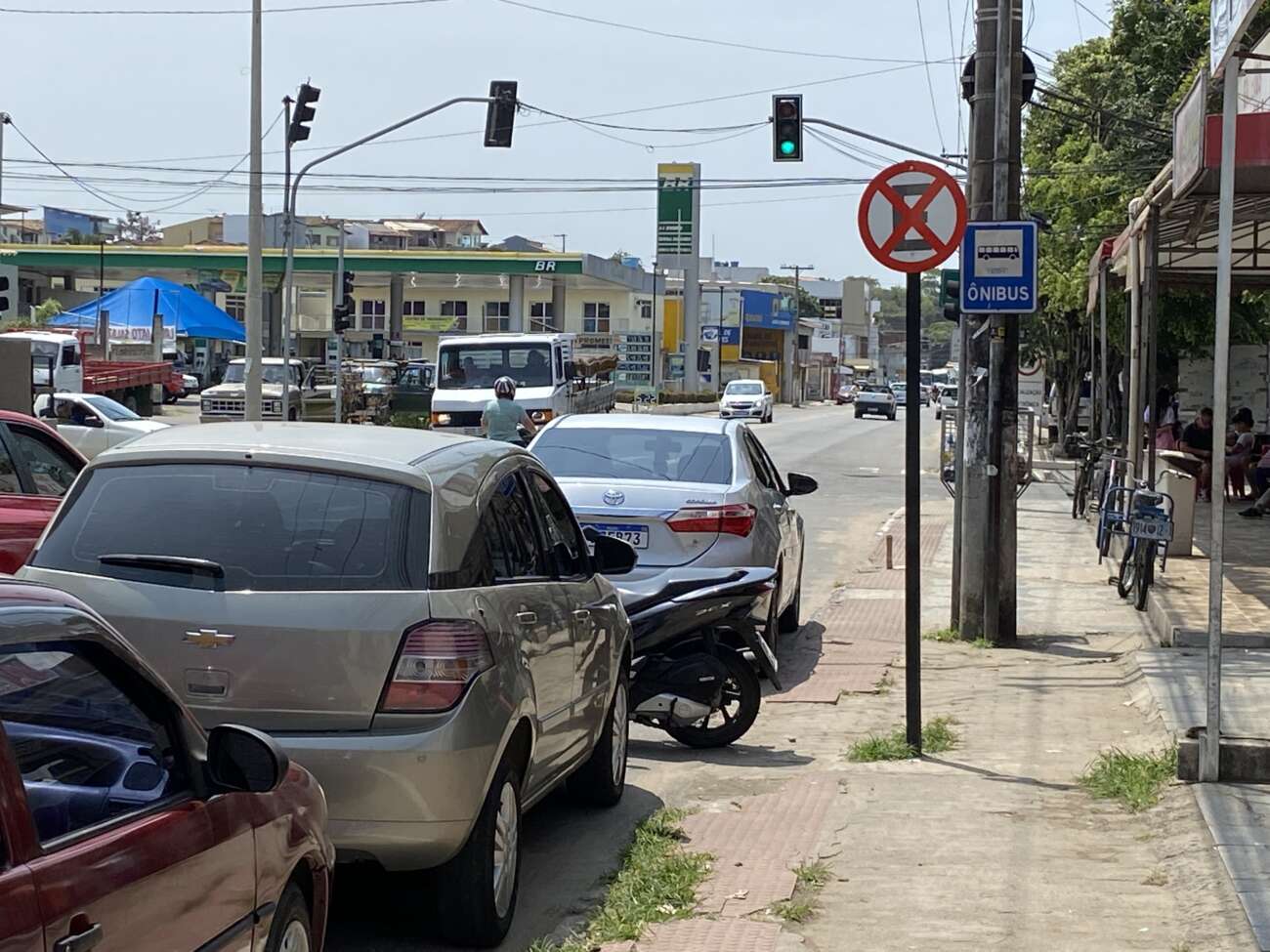 Usuários do transporte público de Guarapari criticam estacionamento irregular em pontos de ônibus