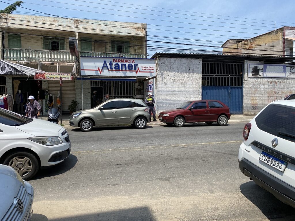 Usuários do transporte público de Guarapari criticam estacionamento irregular em pontos de ônibus