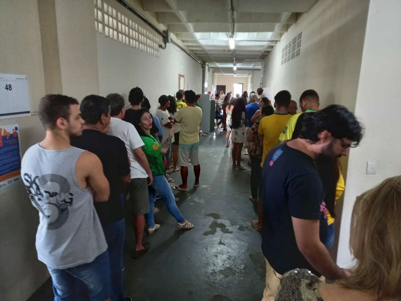 Eleitores de Guarapari enfrentam filas durante a manhã deste domingo (02)