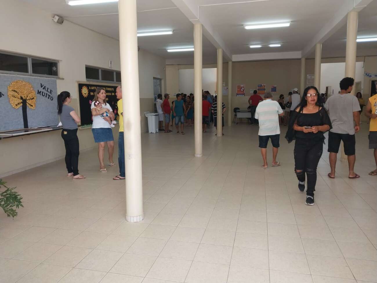 Eleitores de Guarapari enfrentam filas durante a manhã deste domingo (02)